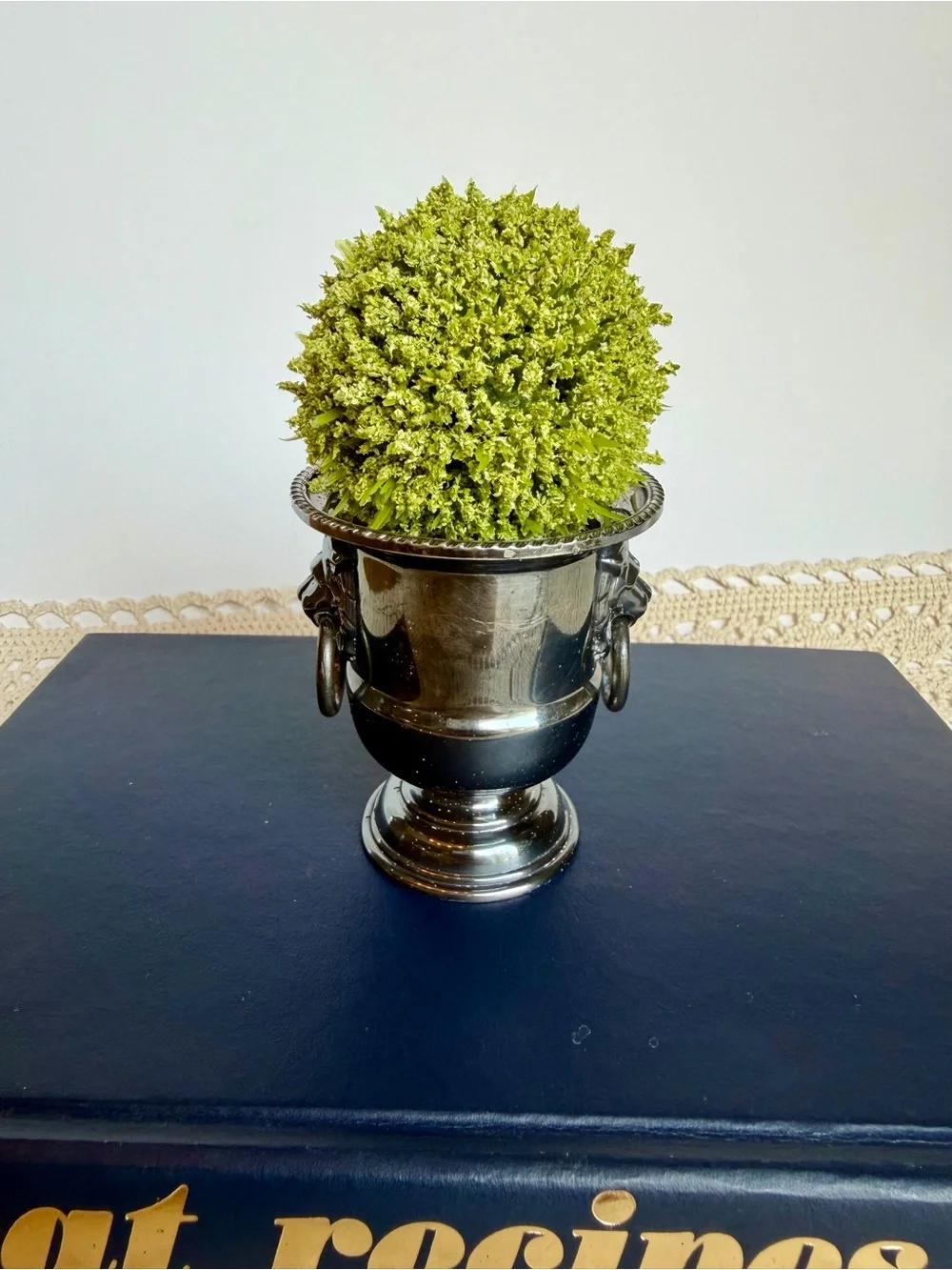 Viners of Sheffield Engaged Silver Plated Lion Head Cachepot Urn Vase Planter